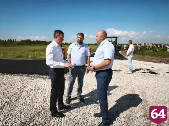 На кладбище в Энгельсе асфальтируют дороги